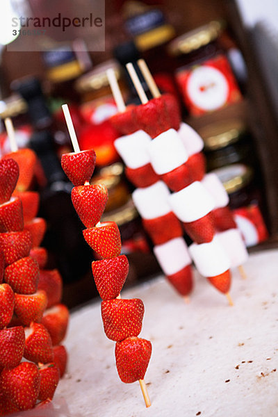 Erdbeeren und Marshmallows am Spieß  Südafrika.