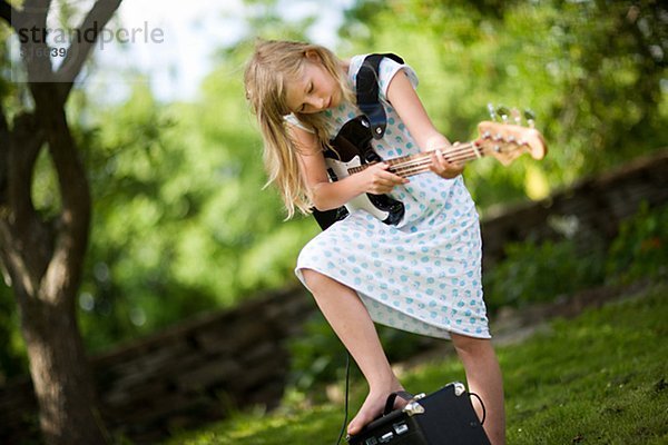 Gitarre Elektrische Energie Mädchen spielen skandinavisch