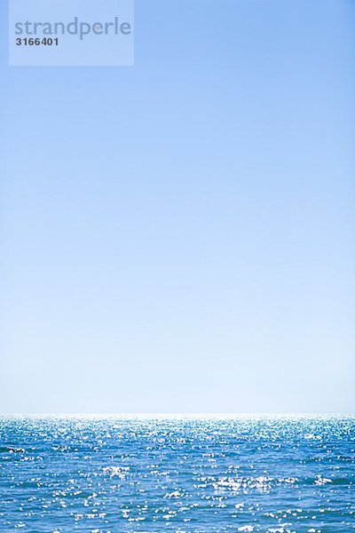 Ein blauer Himmel über dem Meer Schweden.