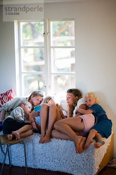 Kinder in den verschiedenen Altersstufen in einem Bett Schweden.