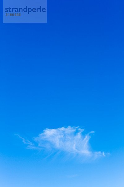 Ein Licht-Wolke gegen ein hell blauer Himmel Schweden.
