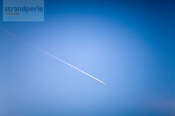 Airplane ein hell blauer Himmel Schweden.
