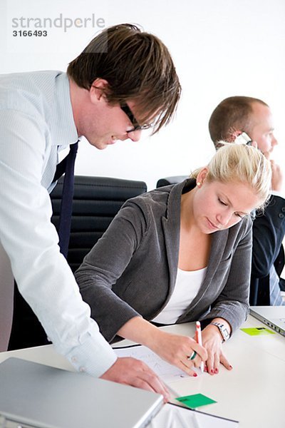 Drei Menschen  die ein Business-Meeting  Schweden.