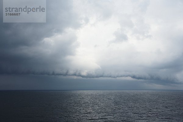 Gewitterwolken über dem Meer Schweden.
