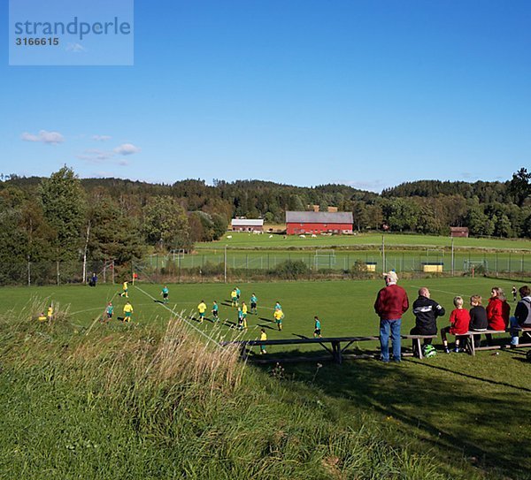 Ein Fußballspiel auf dem Lande Schweden.