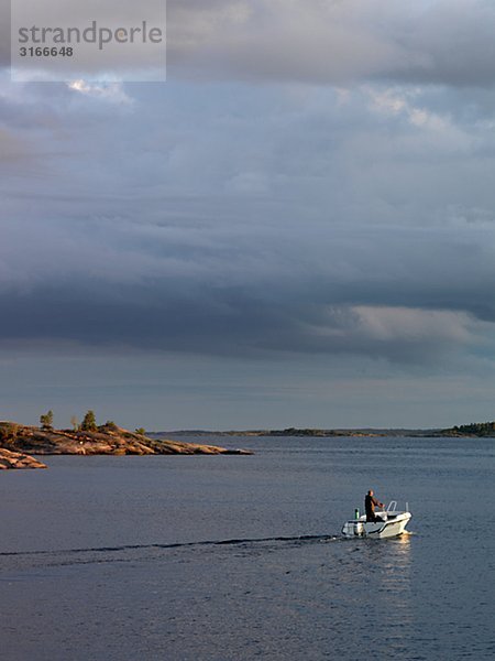 Ein Mann in einem Boot Smaland Schweden.