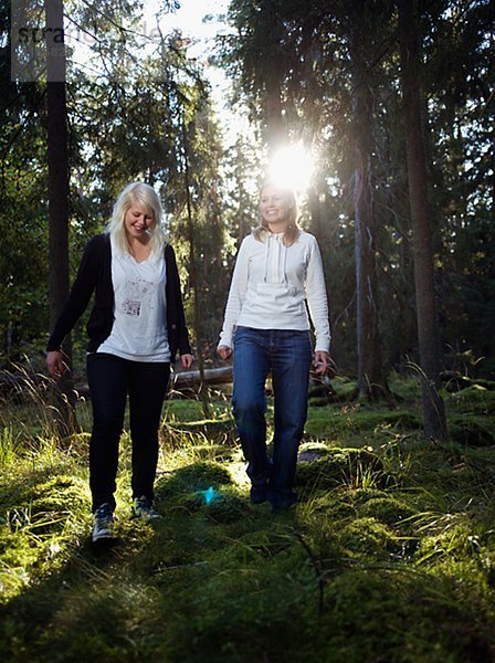 Zwei Frauen in der Gesamtstruktur Schweden.