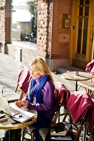 Junge Frau sitzen in einem mit einem Laptop Schweden Caf.