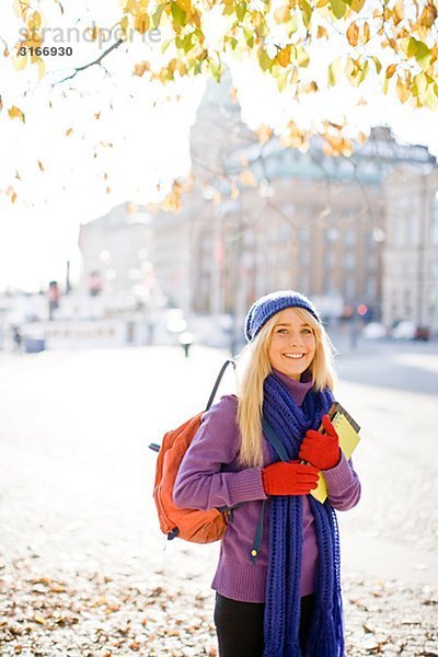 Jungen weiblichen Studenten einen Spaziergang im Herbst Stockholm Schweden.