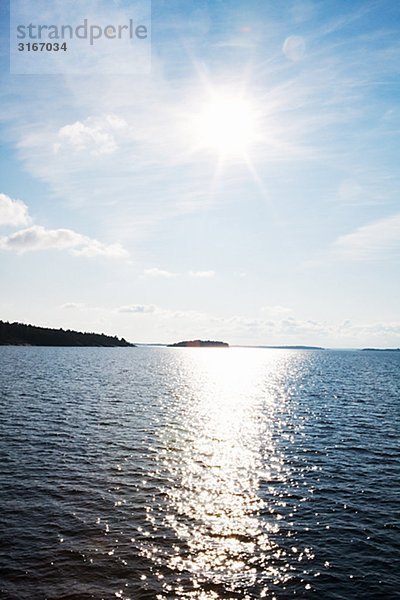Sun spiegelt sich in das Meer  Schweden.