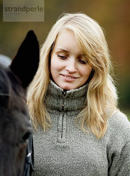 Eine Frau und ein Pferd-Schweden.