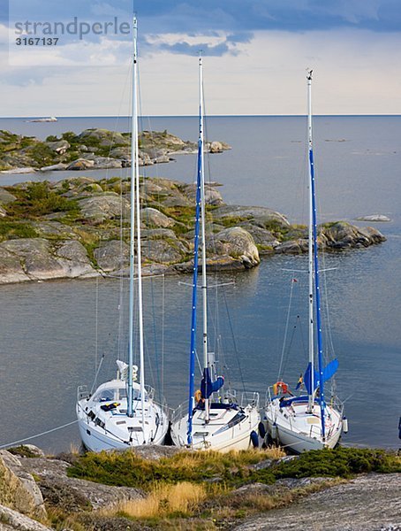 Segel-Boote vor Anker in Stockholmer Schären Schweden.