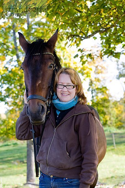 Skandinavischen Frau mit einem Pferd  Schweden.