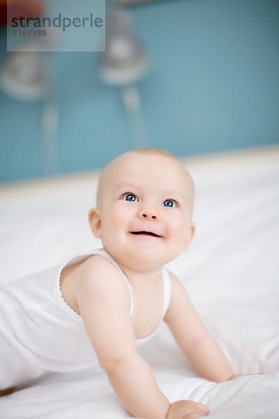 Portrait eines Babys liegend im Bett  Schweden.