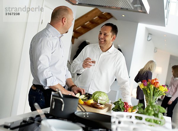 Zwei Männer machen Abendessen zusammen Schweden.