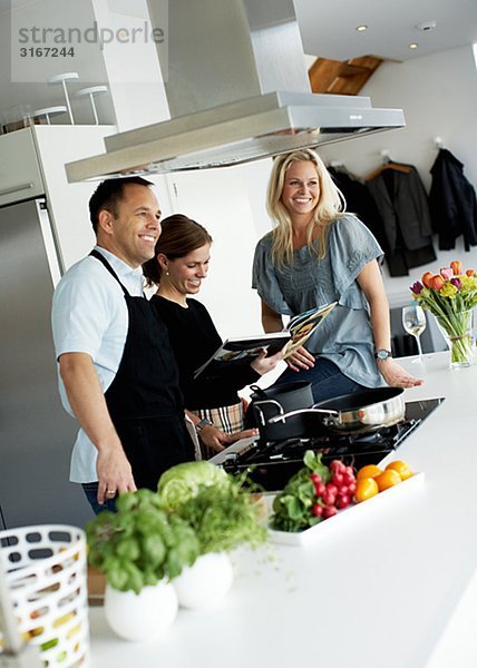 Drei Personen machen Abendessen zusammen Schweden.