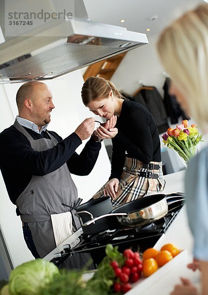 Frau Weinprobe Abendessen Schweden.