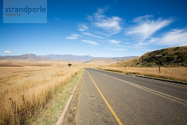 Eine Straße der Drakensberg in Südafrika.