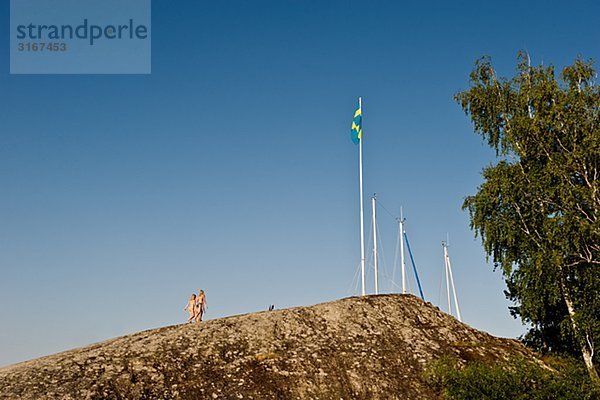 Girls auf Klippen Schweden ausgeführt.