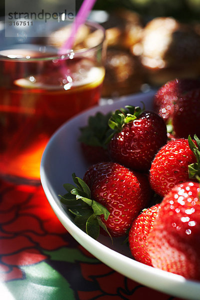 Erdbeeren und Obst trinken aus Schweden.