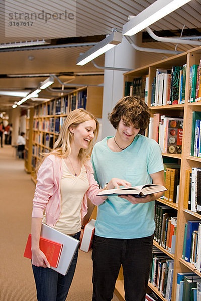 Zwei Studenten in einer Bibliothek Schweden.