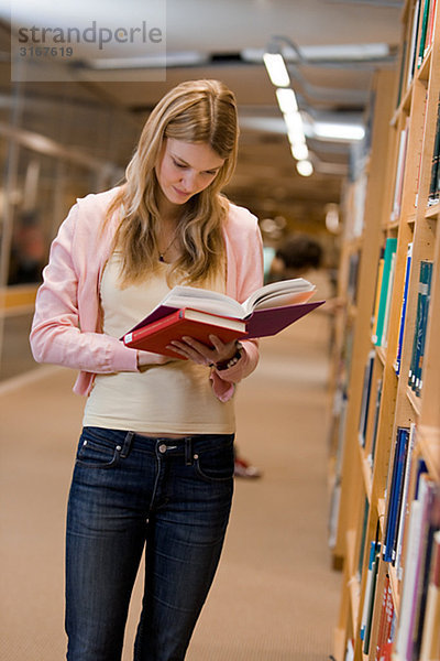 Female Student in einer Bibliothek Schweden.