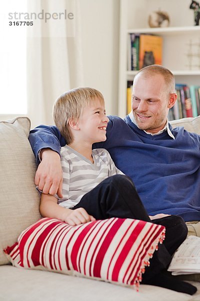 Vater und Sohn in eine Couch  Schweden.