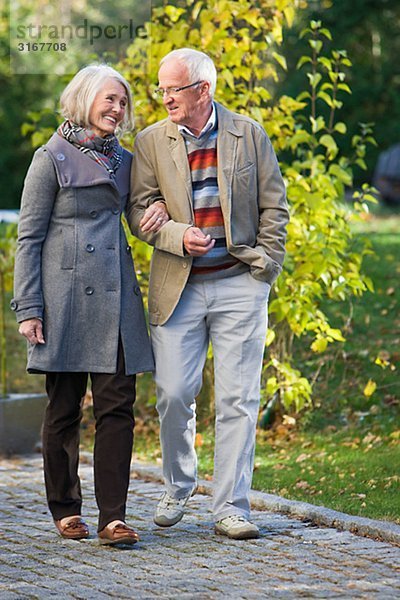 älteres Paar einen Spaziergang  Schweden.