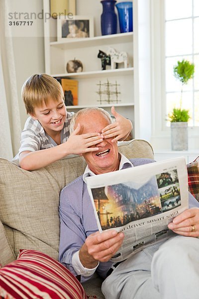 Großvater und Enkel in einem Sofa  Schweden.