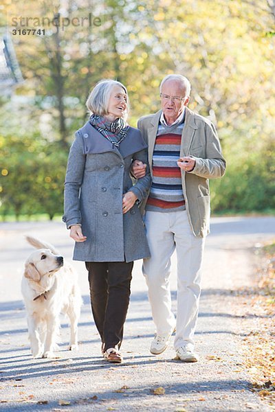 älteres Paar einen Spaziergang  Schweden.