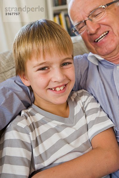 Großvater und Enkel in einem Sofa  Schweden.