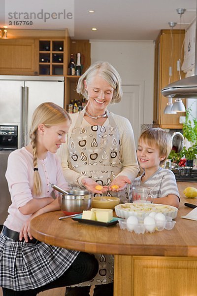 Enkel Bäckerei einen Kuchen mit ihrer Großmutter  Schweden.