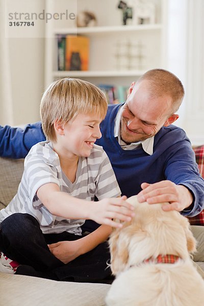 Menschlicher Vater Sohn Hund Couch streicheln