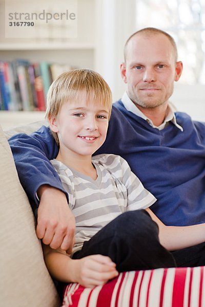 Vater und Sohn in eine Couch  Schweden.