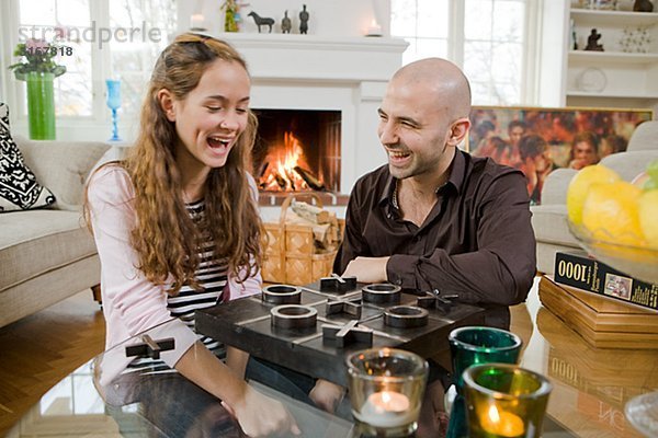 Interior  zu Hause  Mann  Spiel  Mädchen  spielen  Schweden