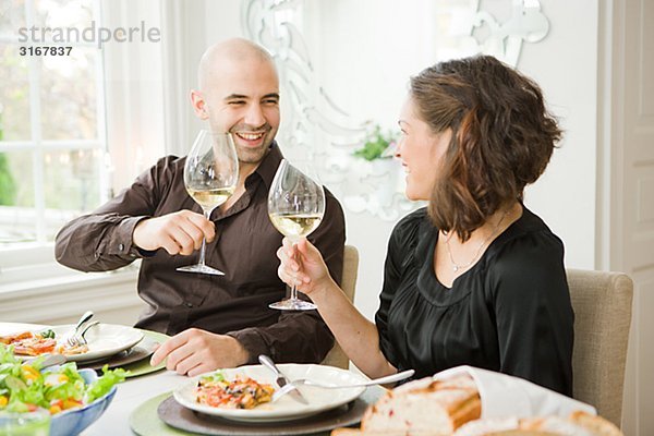 Mann und Frau auf einer Dinnerparty  Schweden.