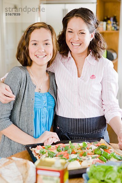 Mutter und Tochter Kochen  Schweden.