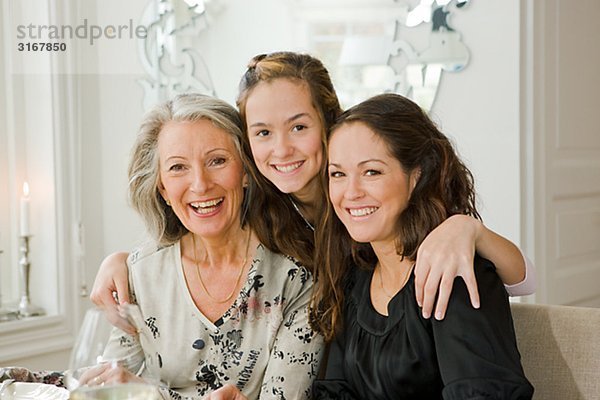 Portrait eines Großmutter  Tochter und Enkelin an einen Tisch  Schweden.