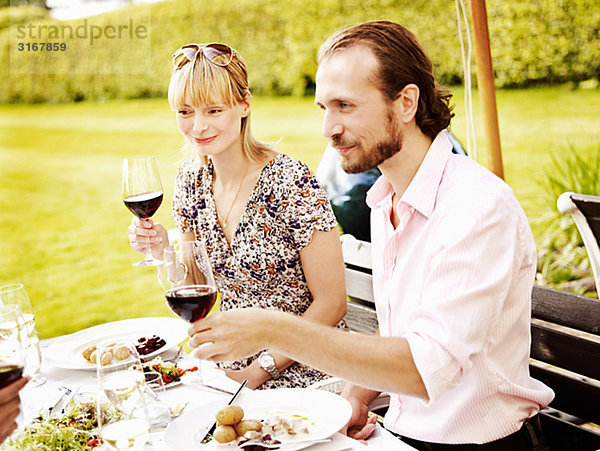 Freunde mit Mittagessen im Freien  Schweden.