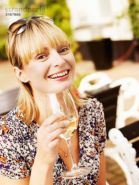 Eine Lächelnde Frau mit einem Glas Wein  Schweden.