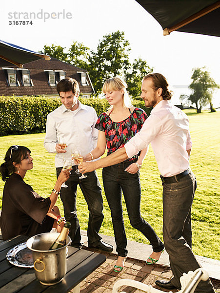 Freunde mit Champagner  Schweden.