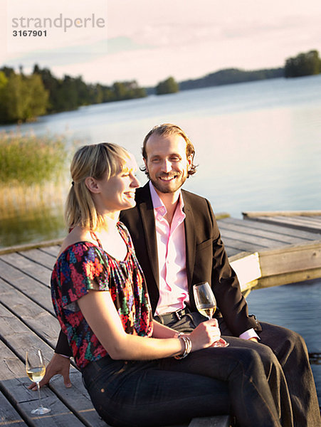 Ein Mann und eine Frau trinken Wein  Schweden.