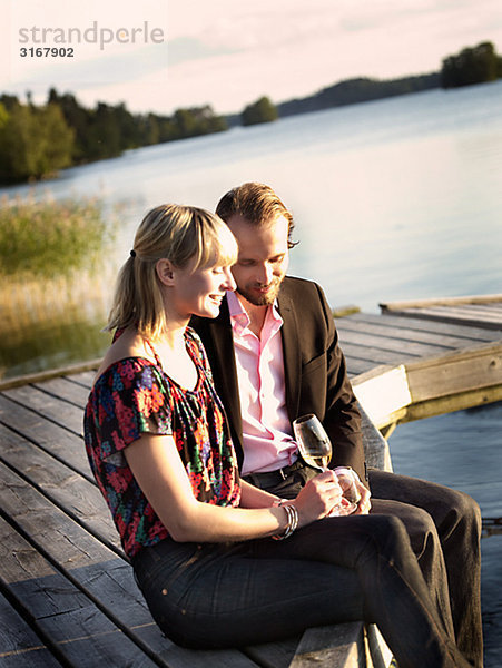 Ein Mann und eine Frau trinken Wein  Schweden.