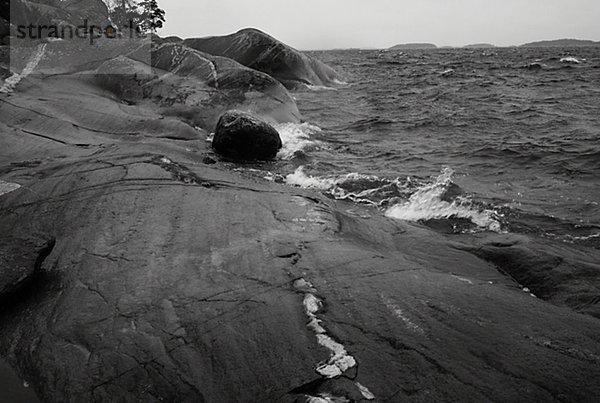 Felsen und Meer in den Schären von Stockholm  Schweden.