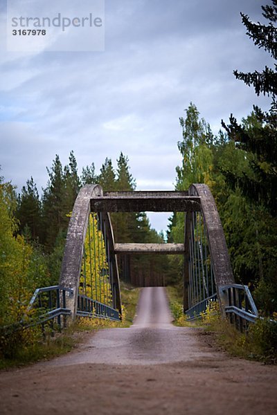 Eine Brücke auf dem Lande  Schweden.