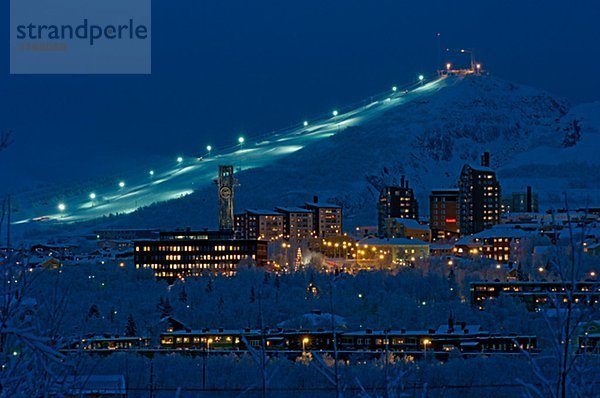 Blick über eine Stadt bei Nacht  Kiruna  Schweden.