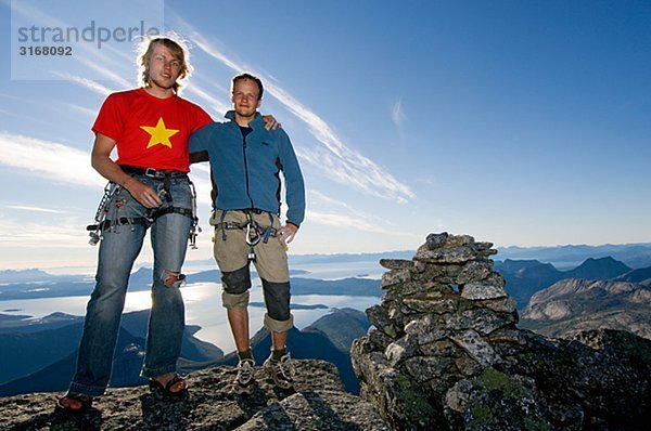 Zwei Männer oben auf einem Berg  Stetind  Norwegen.