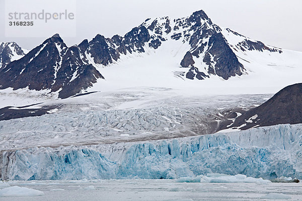 Berge und Gletscher in Svalbard Norwegen.