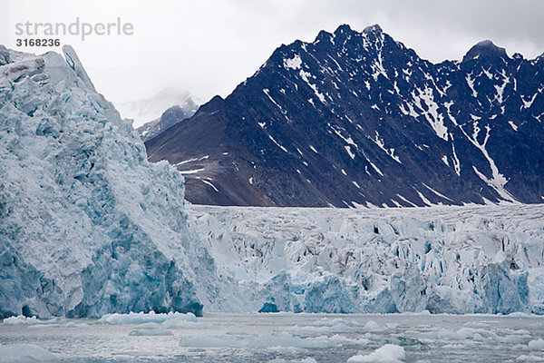 Berge und Gletscher in Svalbard Norwegen.