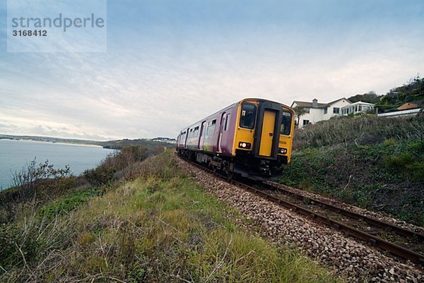 Ein Zug Cornwall England.